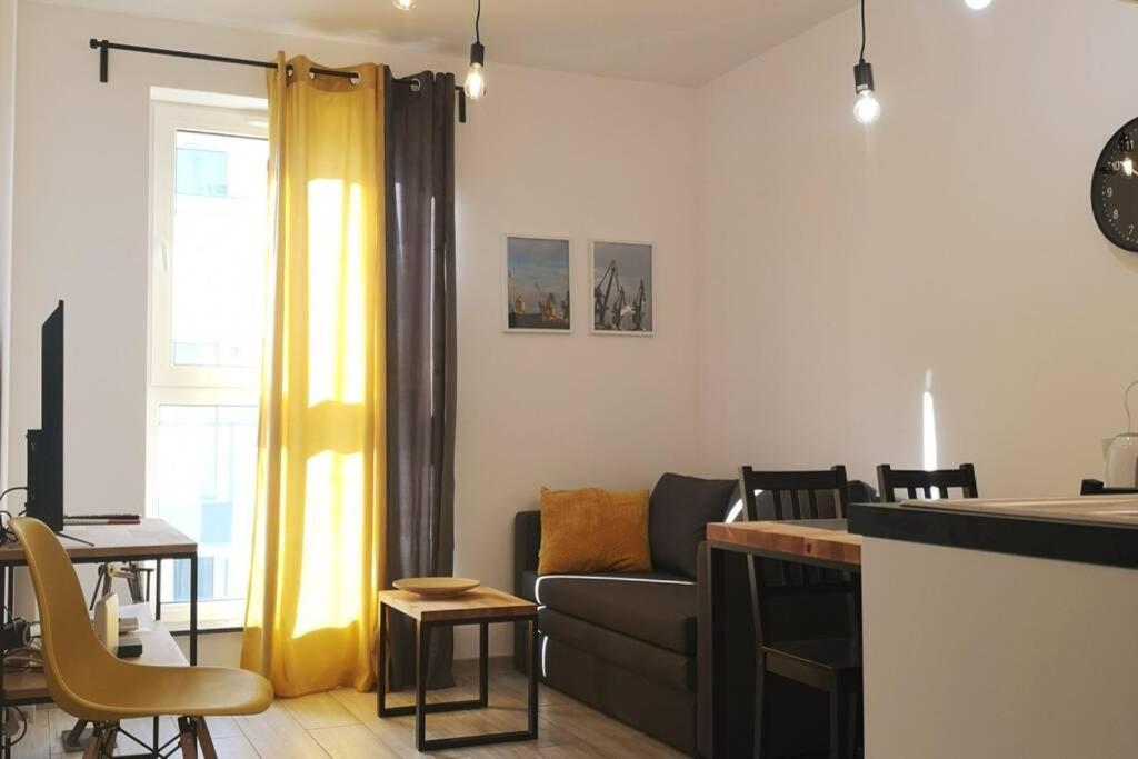 The Yellow Apartment Гданск Екстериор снимка
